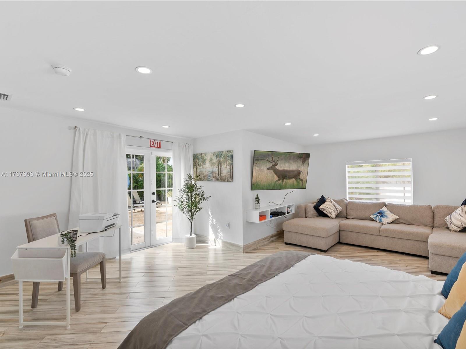 HOLLYWOOD HOMESITES HIGH - Residential Lease