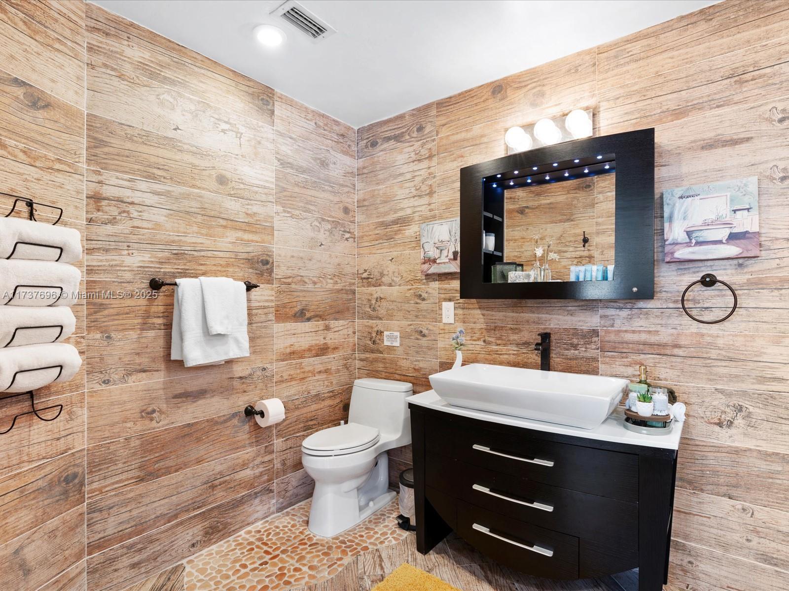 HOLLYWOOD HOMESITES HIGH - Residential Lease