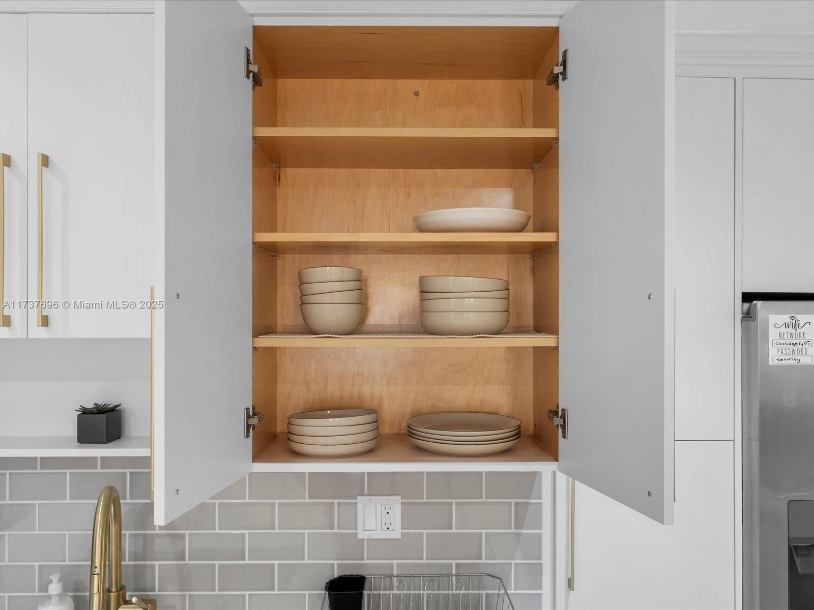 HOLLYWOOD HOMESITES HIGH - Residential Lease