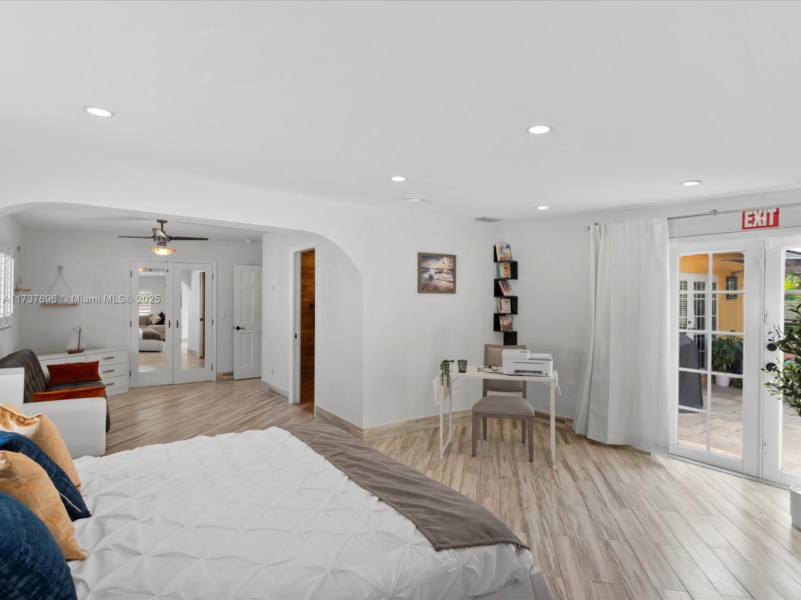 HOLLYWOOD HOMESITES HIGH - Residential Lease