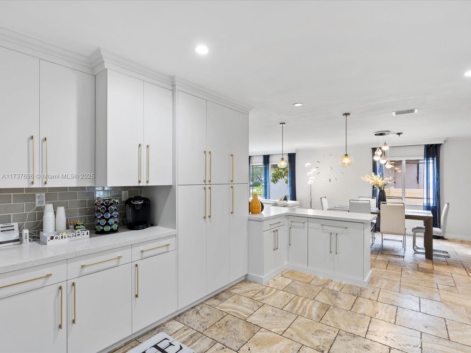 HOLLYWOOD HOMESITES HIGH - Residential Lease