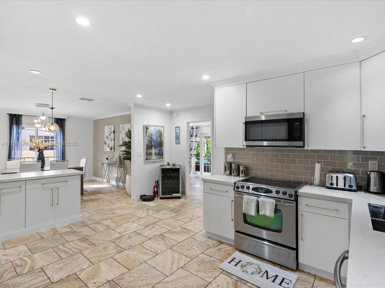 HOLLYWOOD HOMESITES HIGH - Residential Lease