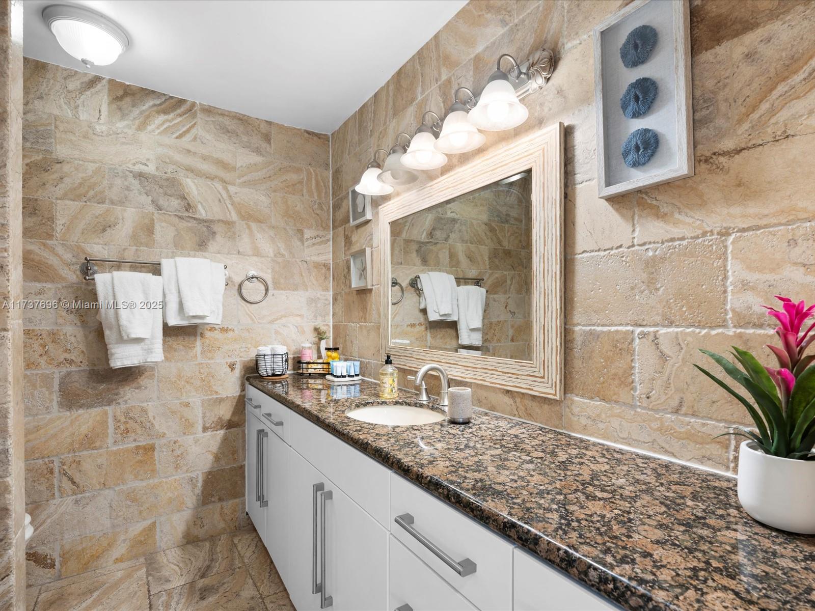 HOLLYWOOD HOMESITES HIGH - Residential Lease