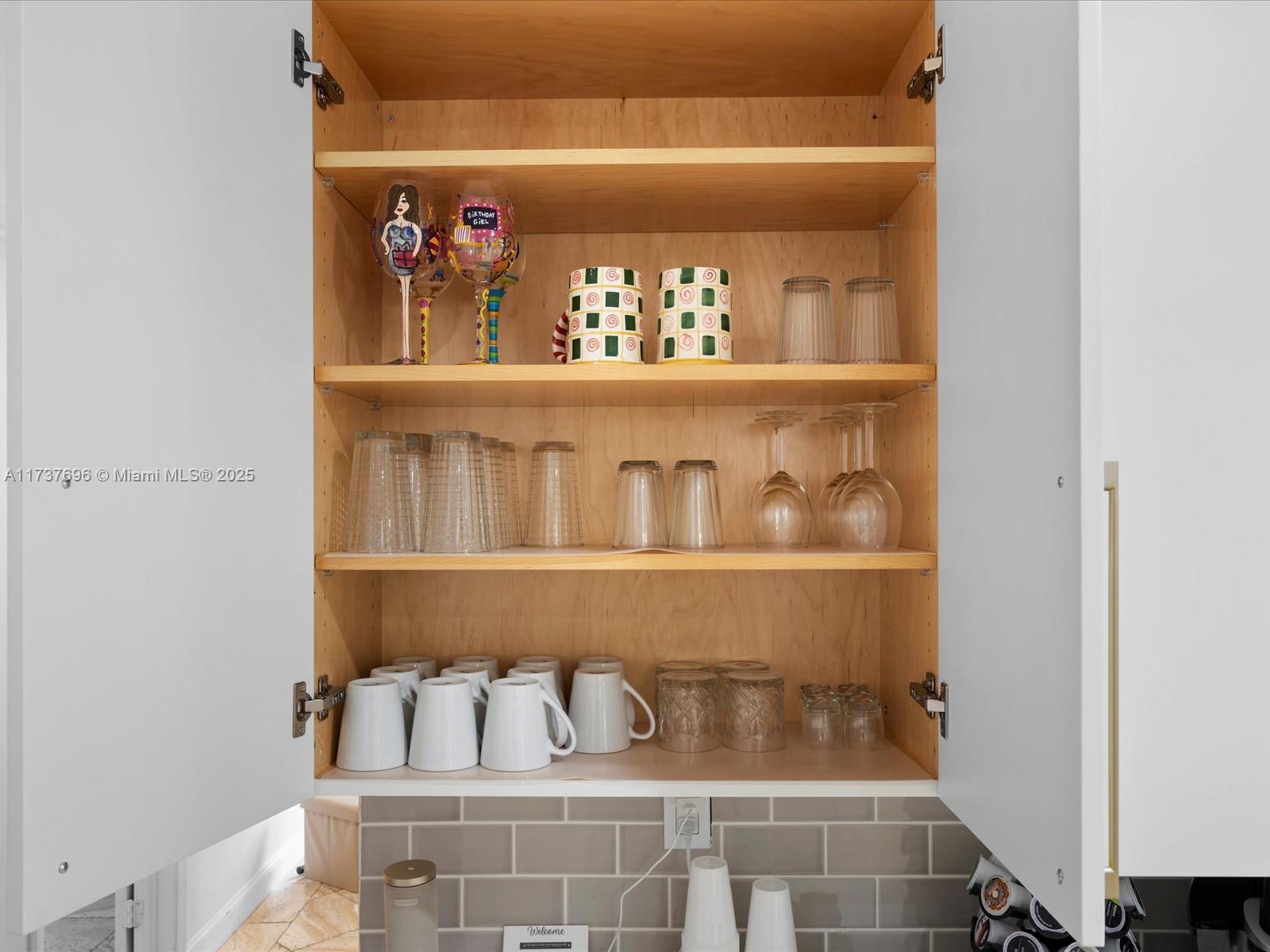 HOLLYWOOD HOMESITES HIGH - Residential Lease