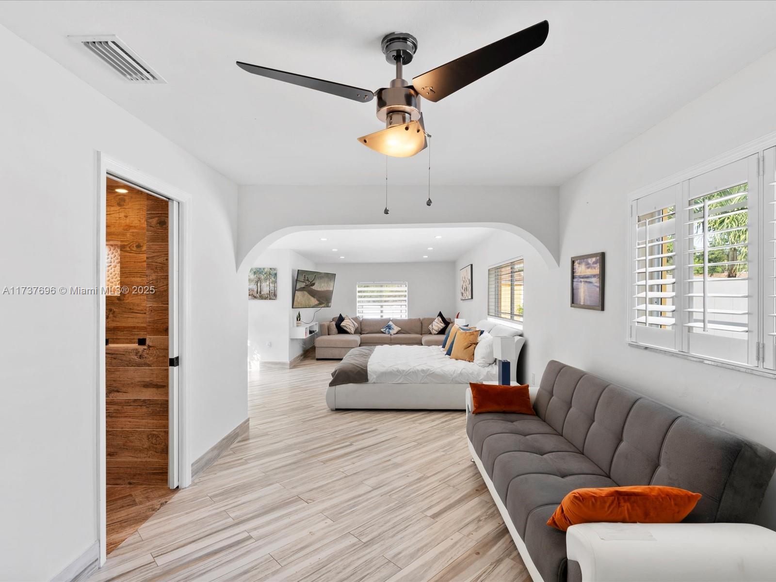 HOLLYWOOD HOMESITES HIGH - Residential Lease