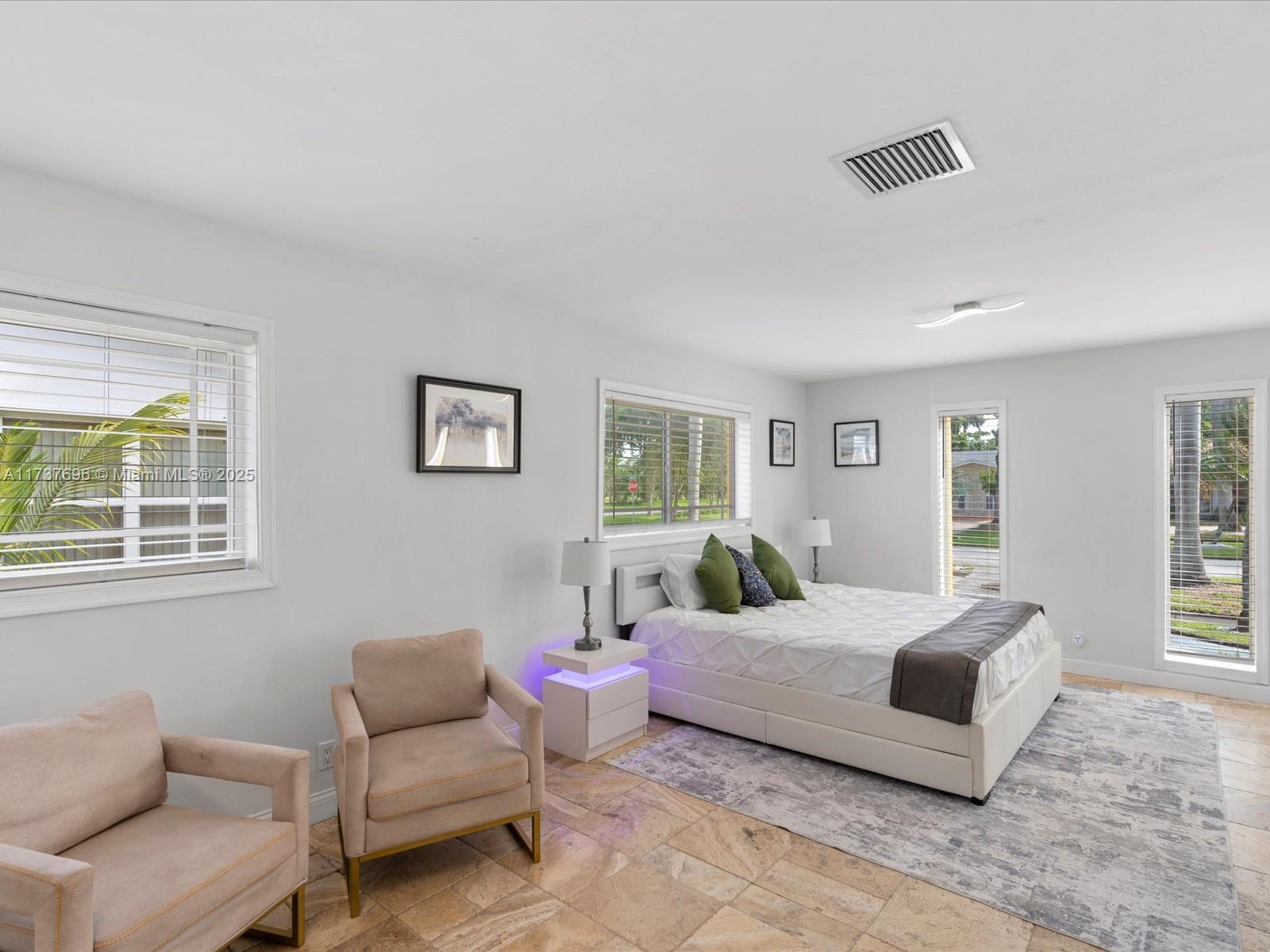 HOLLYWOOD HOMESITES HIGH - Residential Lease