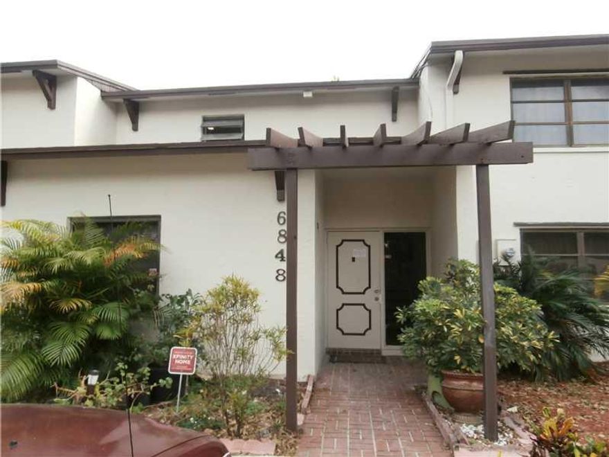 VERY NICE LARGE TOWN HOUSE, 2/2 WATER FRONT, WASHER DRYER,TOTALLY REFURBISHED ,PRIVATE,CLEAN NICE AREA , NEAR TO MAIN HIGHWAYS,SUPERMARKETS.