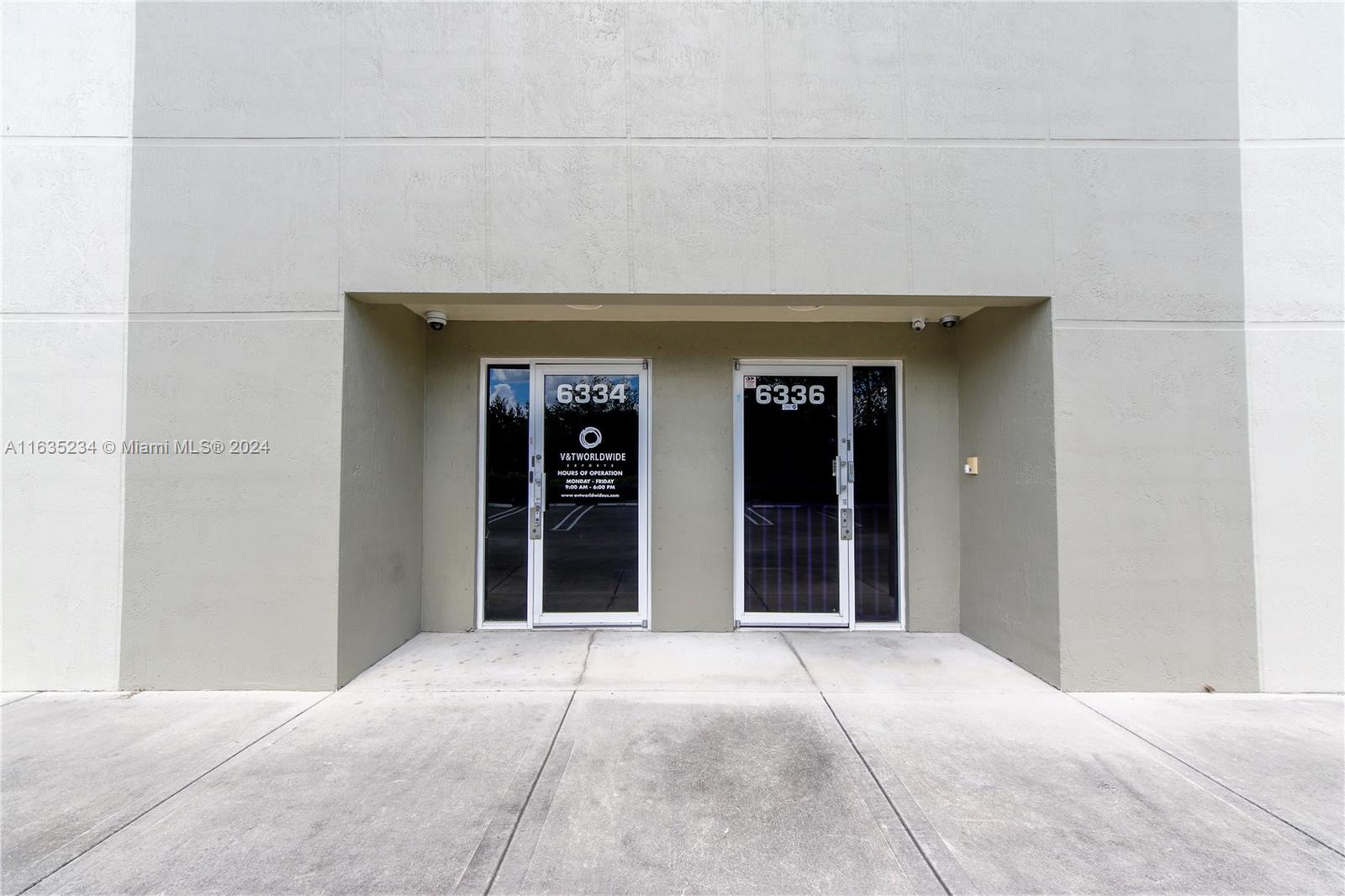 FOR LEASE 2030 Sqft under A/C warehouse and office independent units, Outstanding location in the heart of Doral, warehouse with a reception and two private offices, five (5) assigned parking spaces, 18 ft Ceiling street level loading. Easy to show Vacant unit