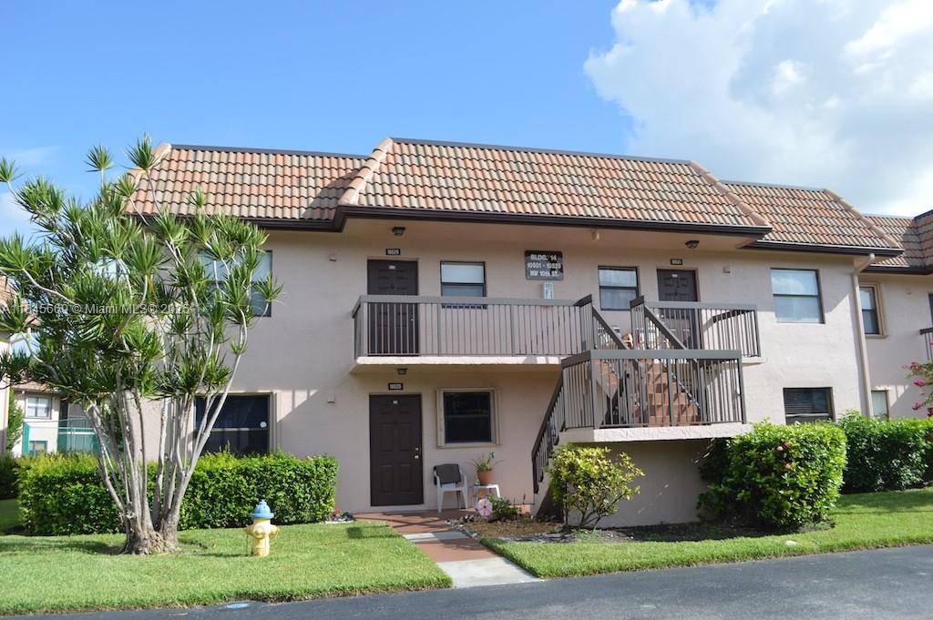 Beautifully remodeled 2/2 condominium in the heart of Pembroke Pines! This stunning unit features tile flooring throughout, a modern white kitchen with granite countertops and stainless steel appliances, high ceilings, fresh interior paint, stylish bathrooms, and an in-unit washer and dryer. Enjoy peaceful views of the community pool from your living space.
Conveniently located near major attractions including Pembroke Lakes Mall, CB Smith Park, Memorial Hospital West, and a variety of dining and shopping options. Easy access to major highways makes commuting a breeze.
Don’t miss out on this turnkey opportunity in a vibrant and well-connected community!