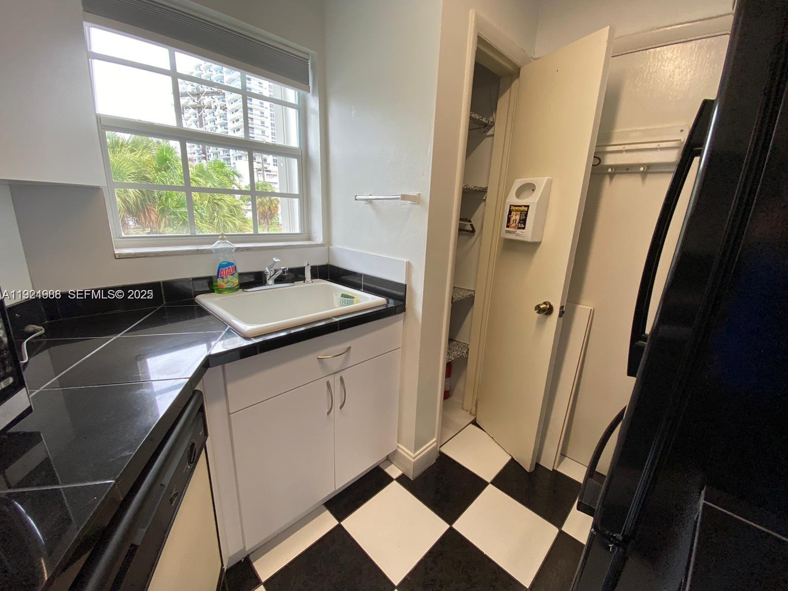 NO BAY WHITE HOUSE NO 1 C - Residential Lease