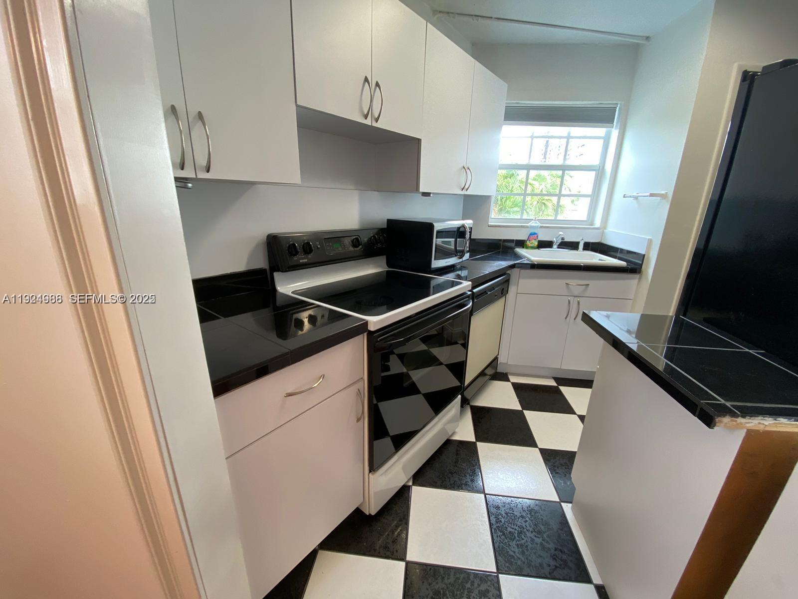 NO BAY WHITE HOUSE NO 1 C - Residential Lease