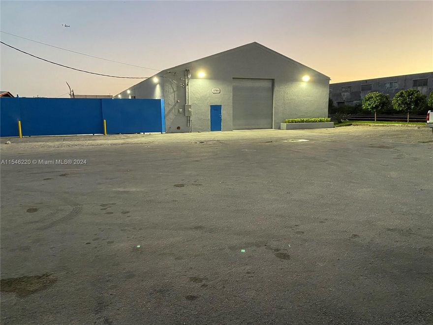 EXCELLENT OPPORTUNITY TO PURCHASE A HUGE WAREHOUSE 25,333 SQFT, PLENTY OF PARKING A VAILABLE.THIS WAREHOUSE IS LOCATED IN HIGH DEMAND BUSINESS AREA.