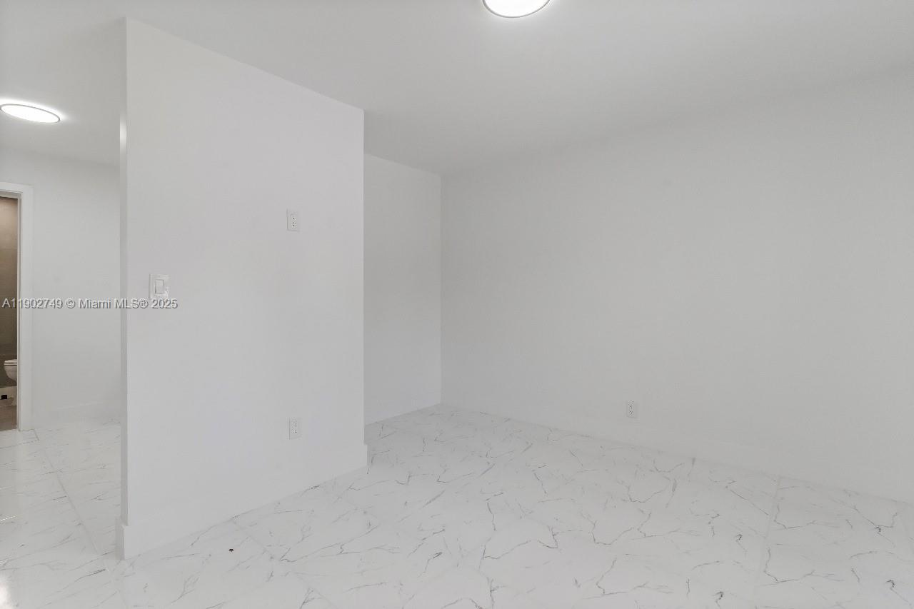 CAROL CITY LAKE STEVEN ES - Residential Lease