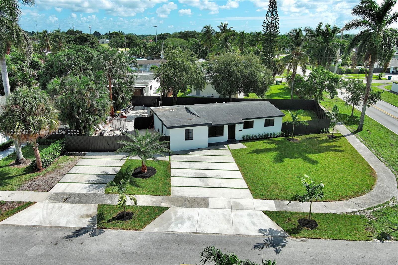 CAROL CITY LAKE STEVEN ES - Residential Lease