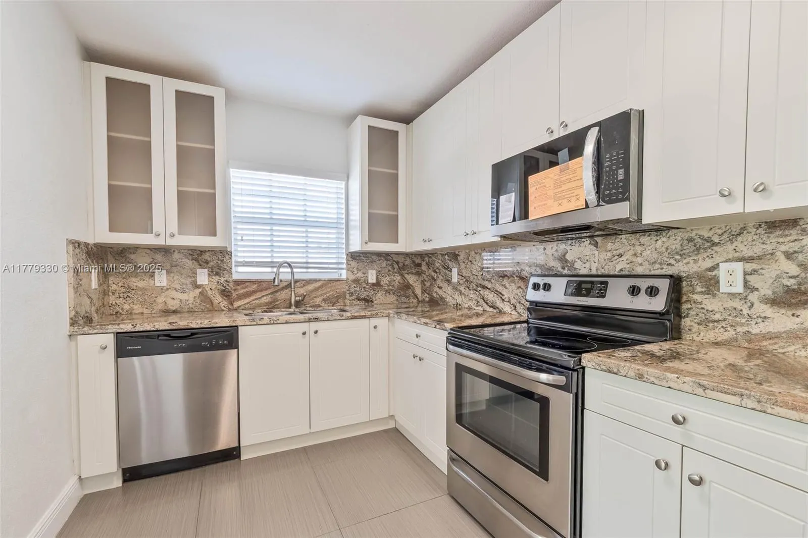 Miami, Florida 33155, United States, 2 Bedrooms Bedrooms, ,2 BathroomsBathrooms,Residential,Pending,105426