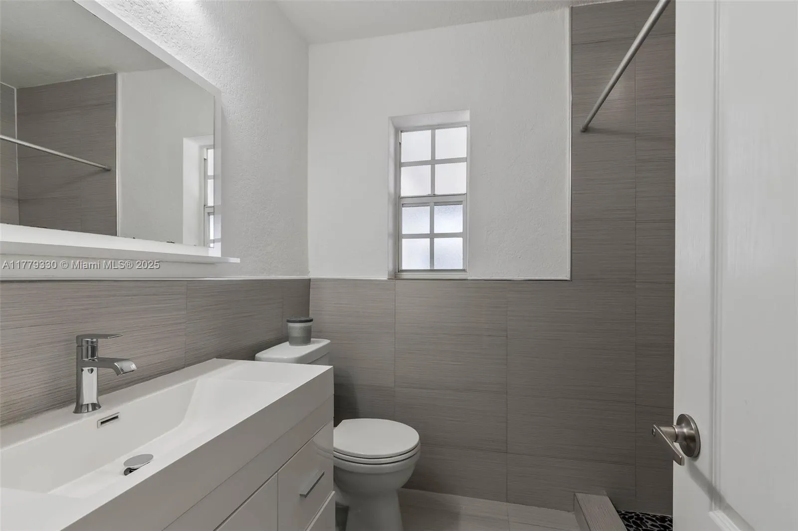 Miami, Florida 33155, United States, 2 Bedrooms Bedrooms, ,2 BathroomsBathrooms,Residential,Pending,105426