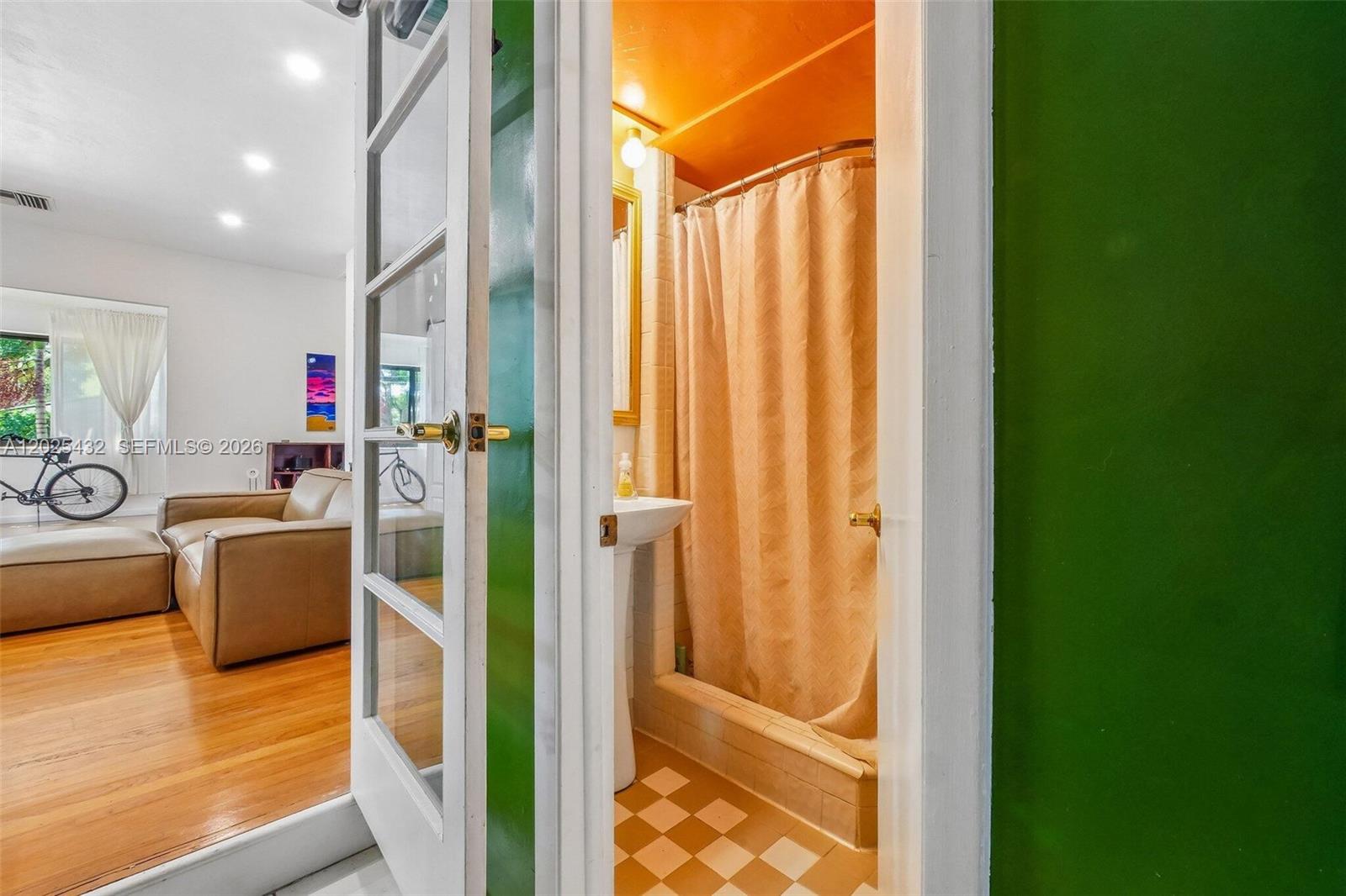 HOLLYWOOD TERRACE - Residential