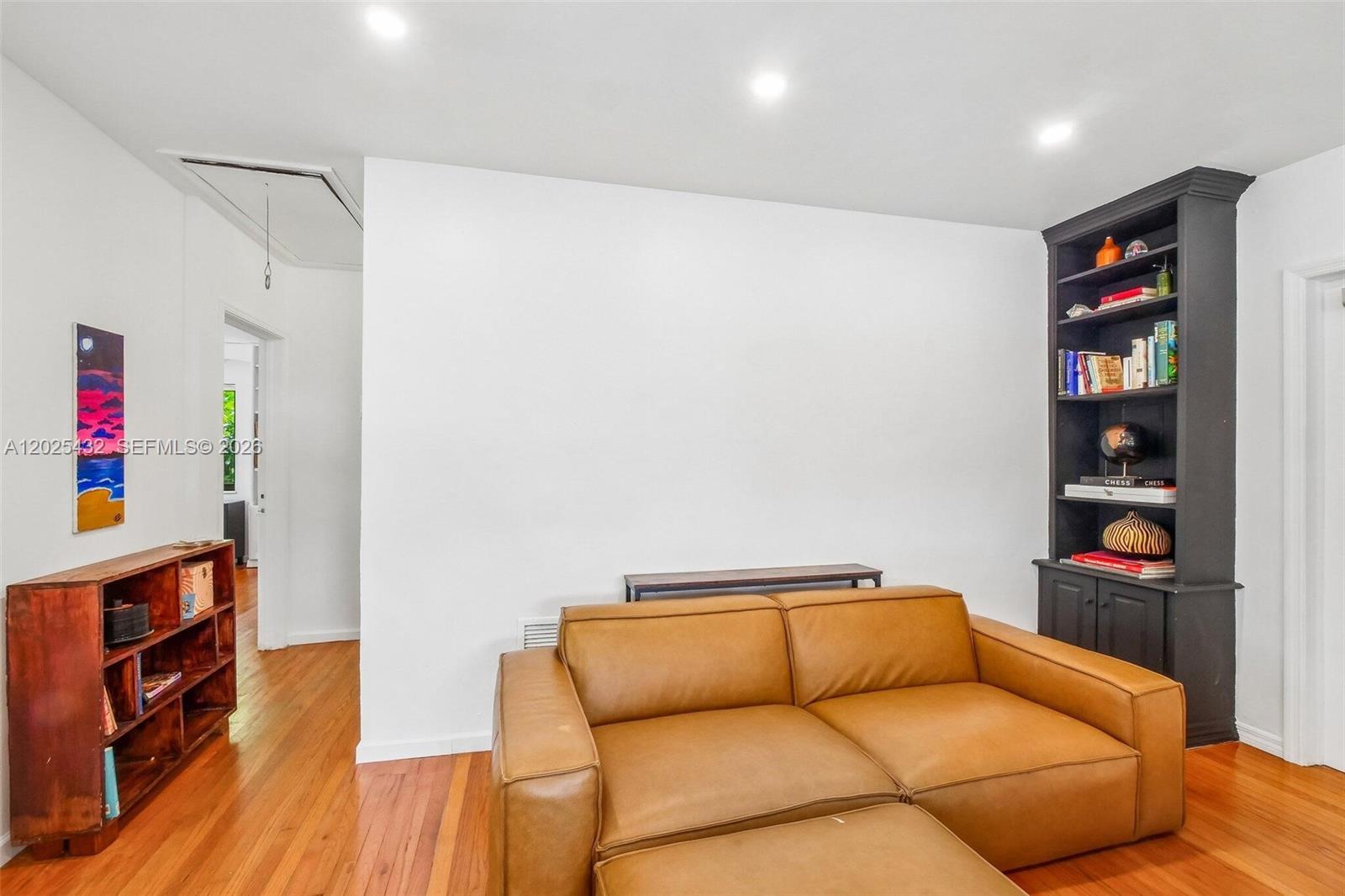 HOLLYWOOD TERRACE - Residential