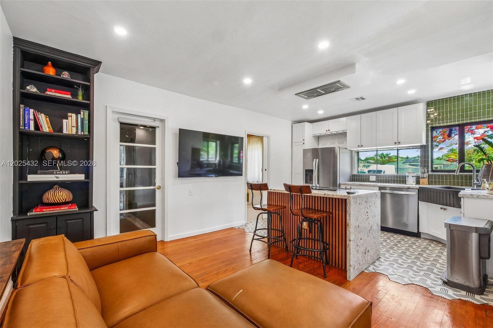 HOLLYWOOD TERRACE - Residential