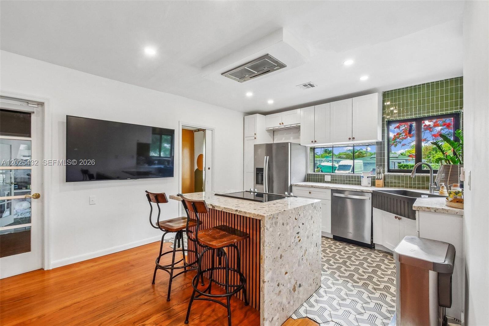 HOLLYWOOD TERRACE - Residential