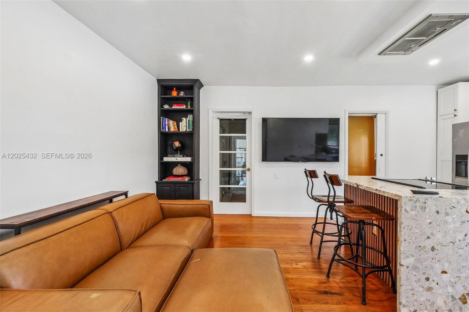 HOLLYWOOD TERRACE - Residential