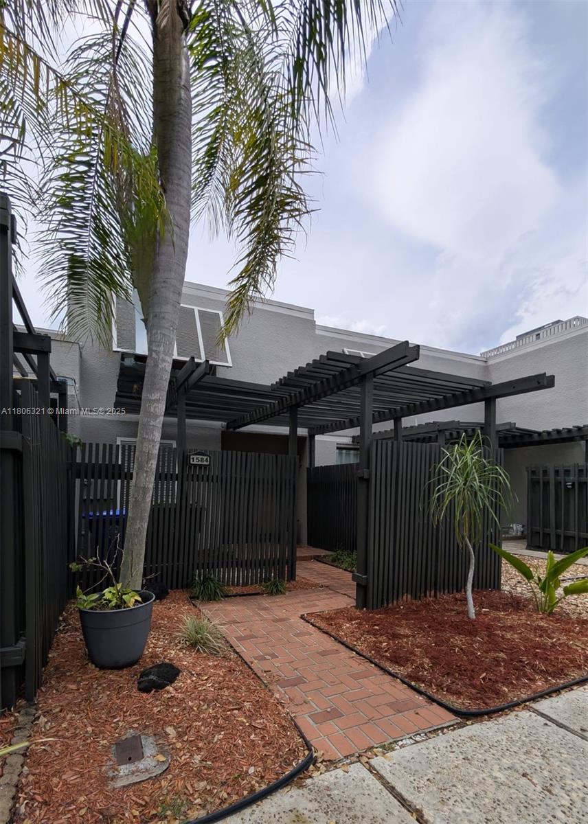 Rental Property at 1584 Nw 113th Way, Pembroke Pines, Miami-Dade County, Florida - Bedrooms: 2 
Bathrooms: 2  - $2,450 MO.