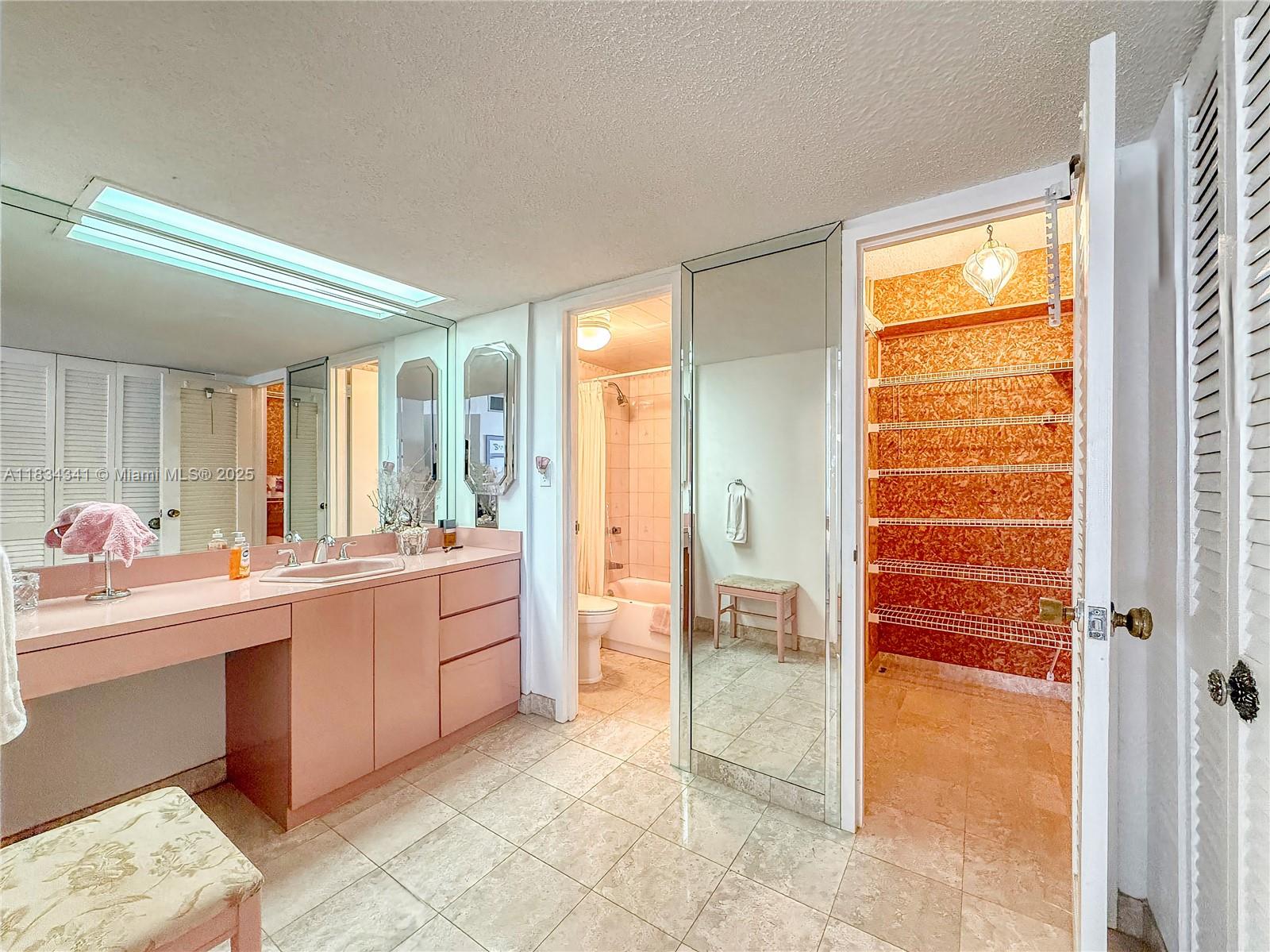 5701 Collins Ave 417