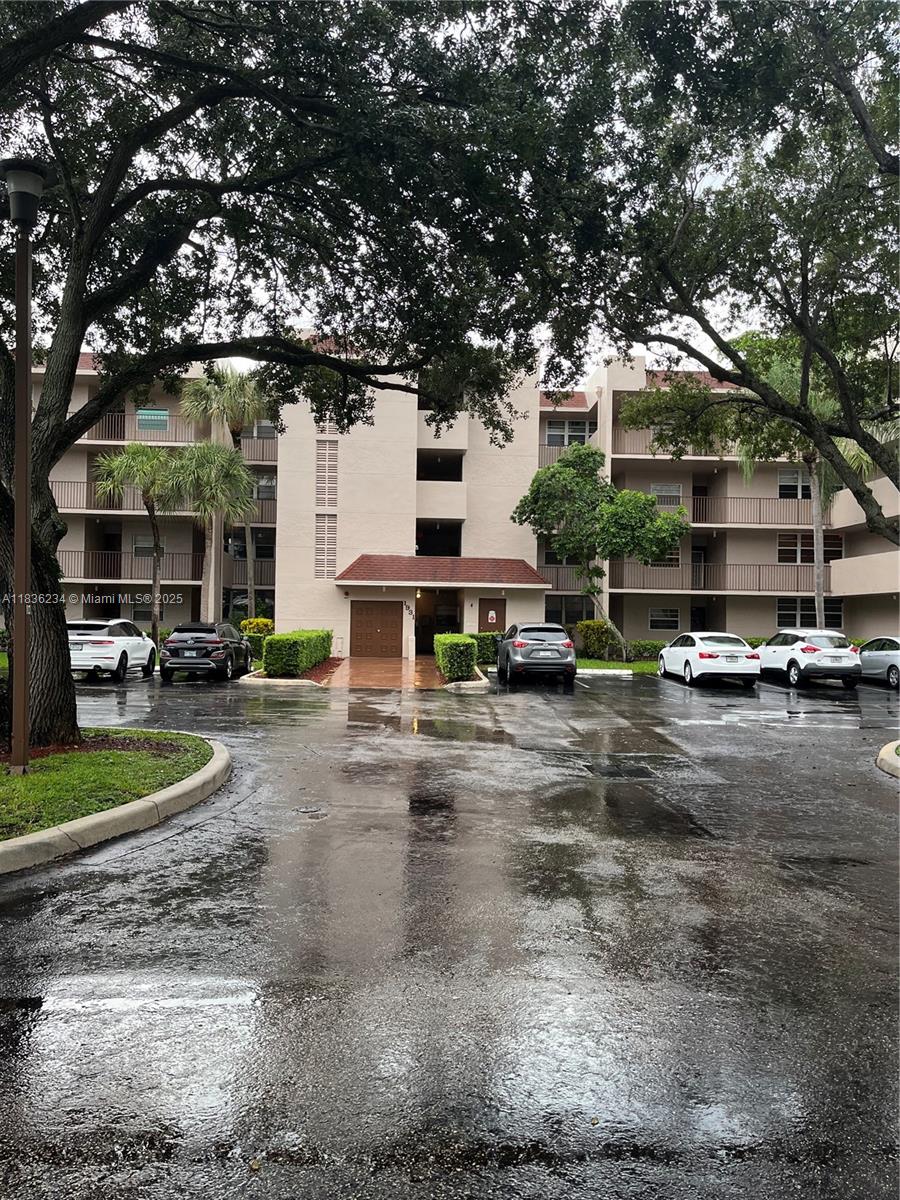 Beautiful 2/2 apartment with a view of the golf course. Balcony, fully equipped kitchen with stove-oven, refrigerator, dishwasher, garbage disposal, water heater, washer and dryer. The lease includes membership to a private 18-hole golf club, tennis pool, sports bar and regular restaurant, party room, gym, sauna, steam room, etc. Very close to highway 595, shopping centers, pharmacies, supermarkets, postal services, and gas stations.