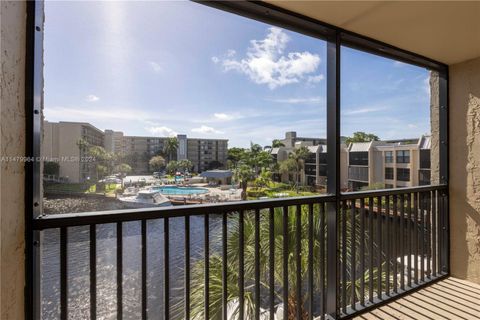 Condominium in Boca Raton FL 10 Royal Palm Way.jpg