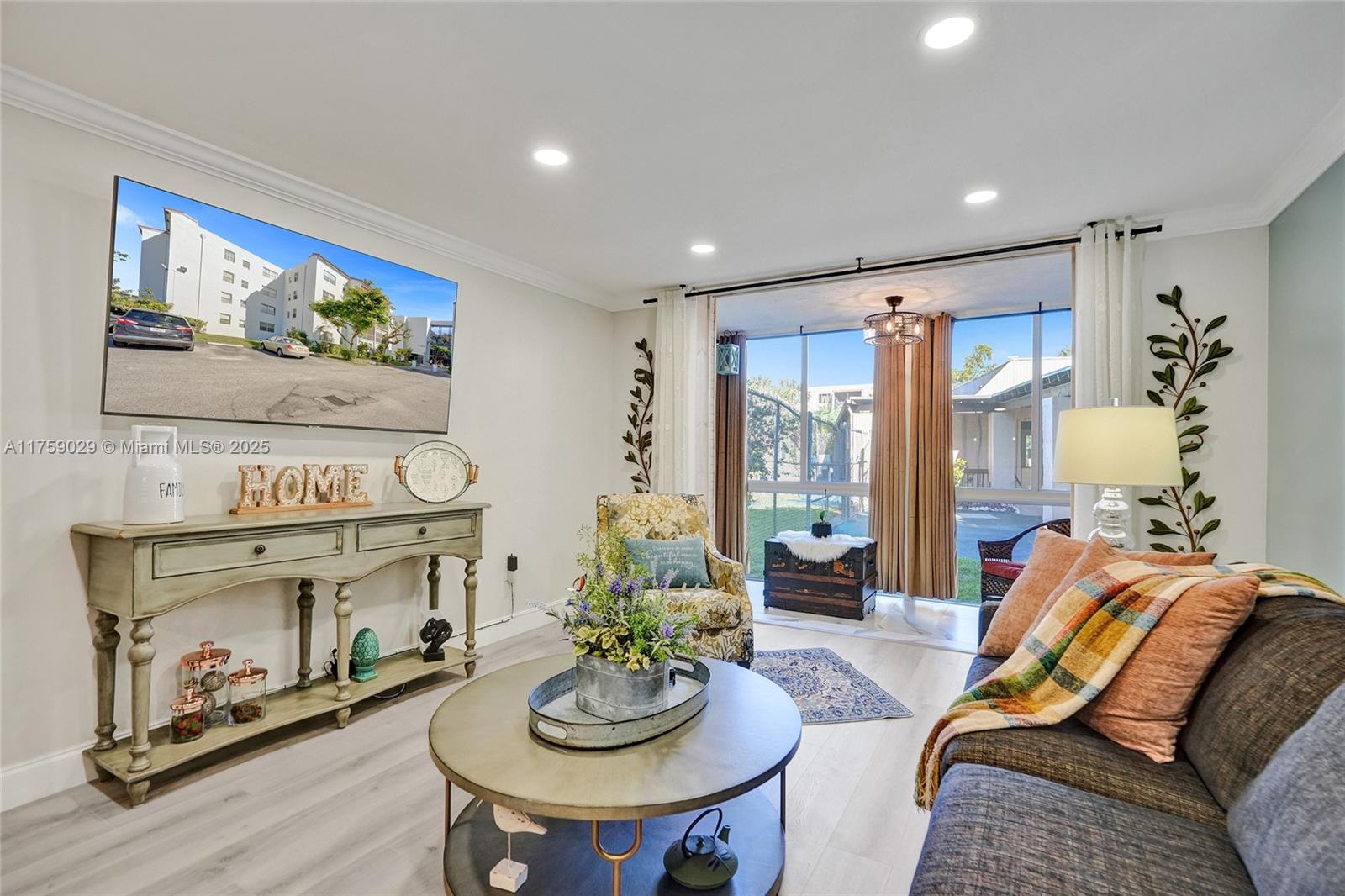 SOMERSET AT LAUDERDALE LA - Residential