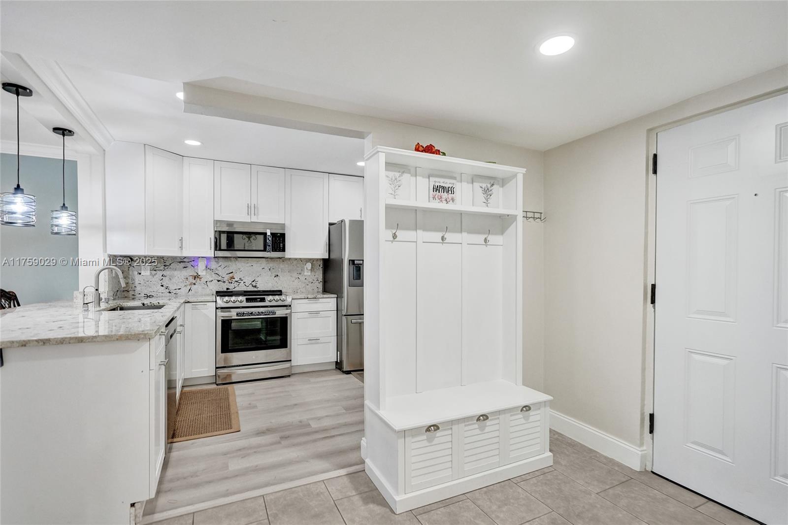 SOMERSET AT LAUDERDALE LA - Residential