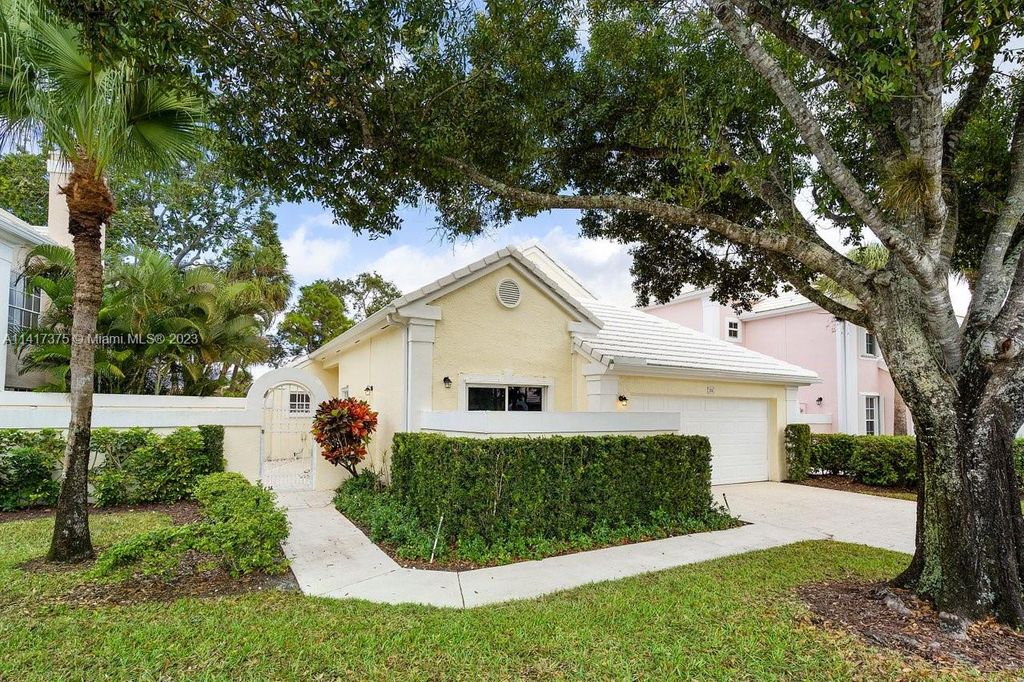Photo of 24 Windsor Ln, Palm Beach Gardens, FL 33418 (MLS # A11417375)
