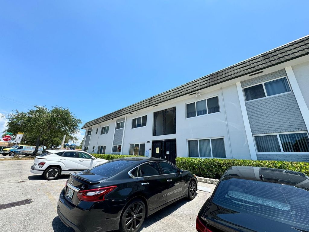Photo of 1001 SE 16th St #1, Fort Lauderdale, FL 33316 (MLS # A11933432)