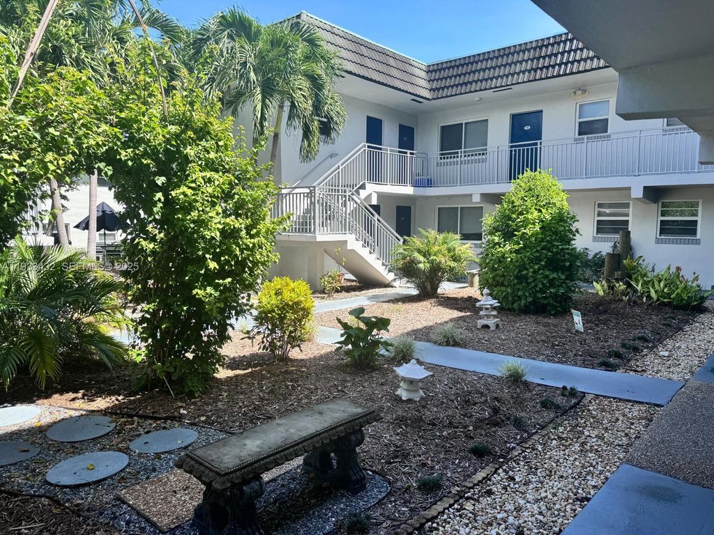 Photo of 1001 SE 16th St #1, Fort Lauderdale, FL 33316 (MLS # A11933432)