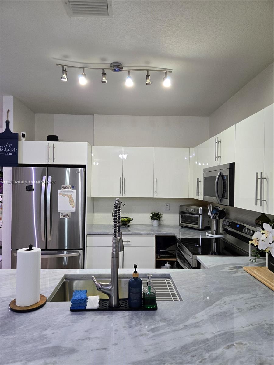 8216 W Santa Monica Ave, Tamarac, FL, 33321/$445,000 3 8216 W Santa Monica Ave