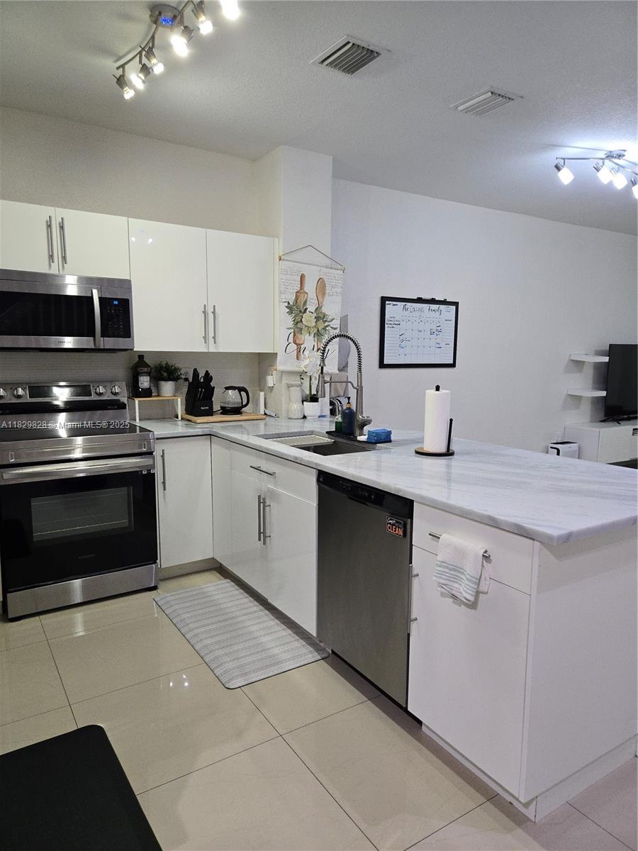 8216 W Santa Monica Ave, Tamarac, FL, 33321/$445,000 1 8216 W Santa Monica Ave
