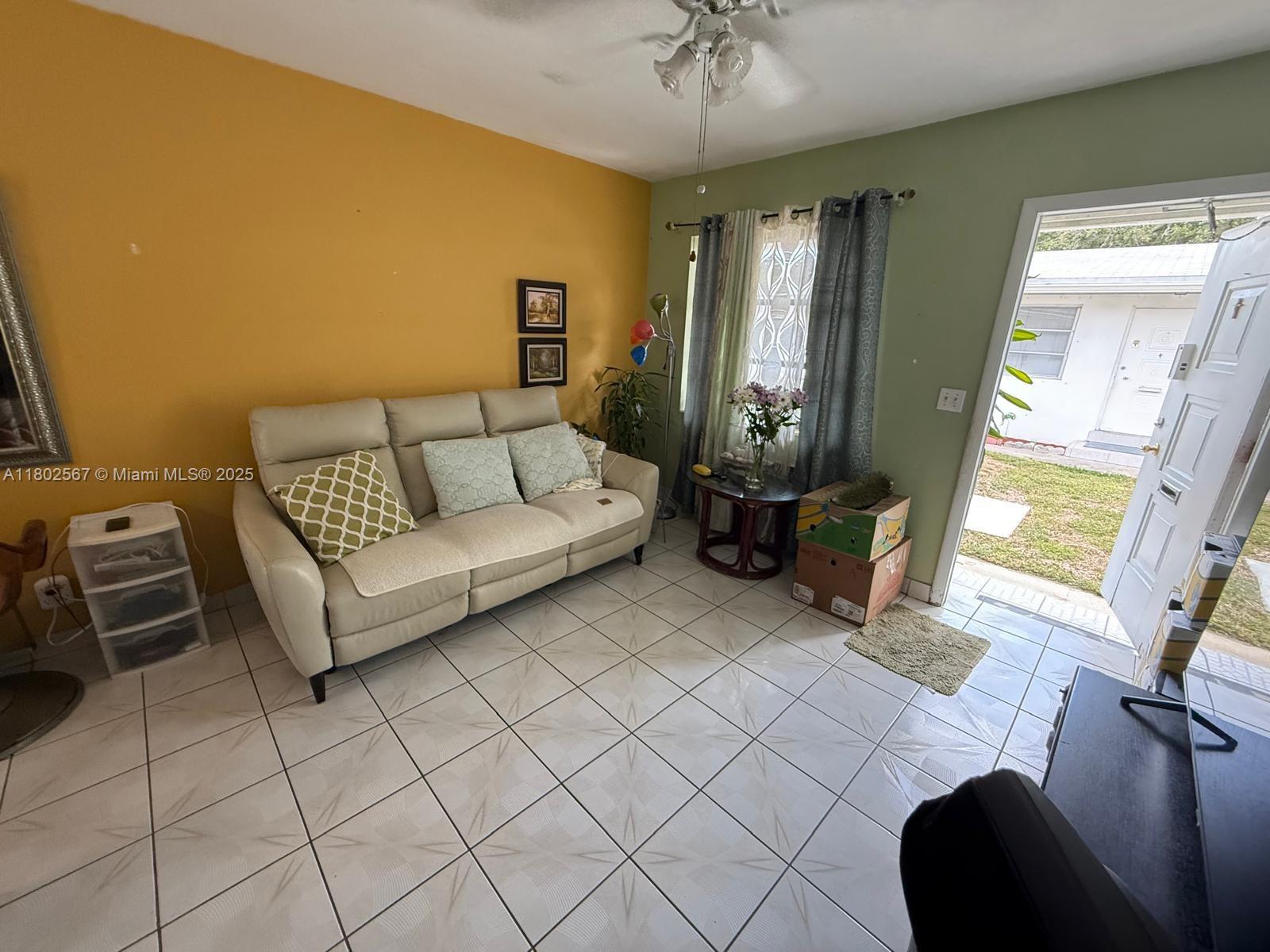2450 Lincoln St 9, Hollywood, Broward County, Florida - 1 Bedrooms  
1 Bathrooms - 