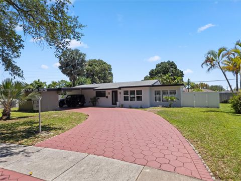 Photo of 421 S 56th Ter, Hollywood, FL 33023 (MLS # A12017991)