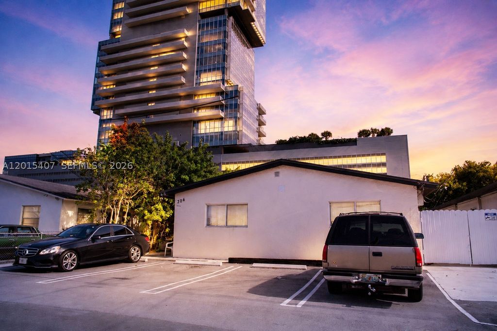 Photo of 304 SE 9th Ct #6, Hallandale Beach, FL 33009 (MLS # A12015407)