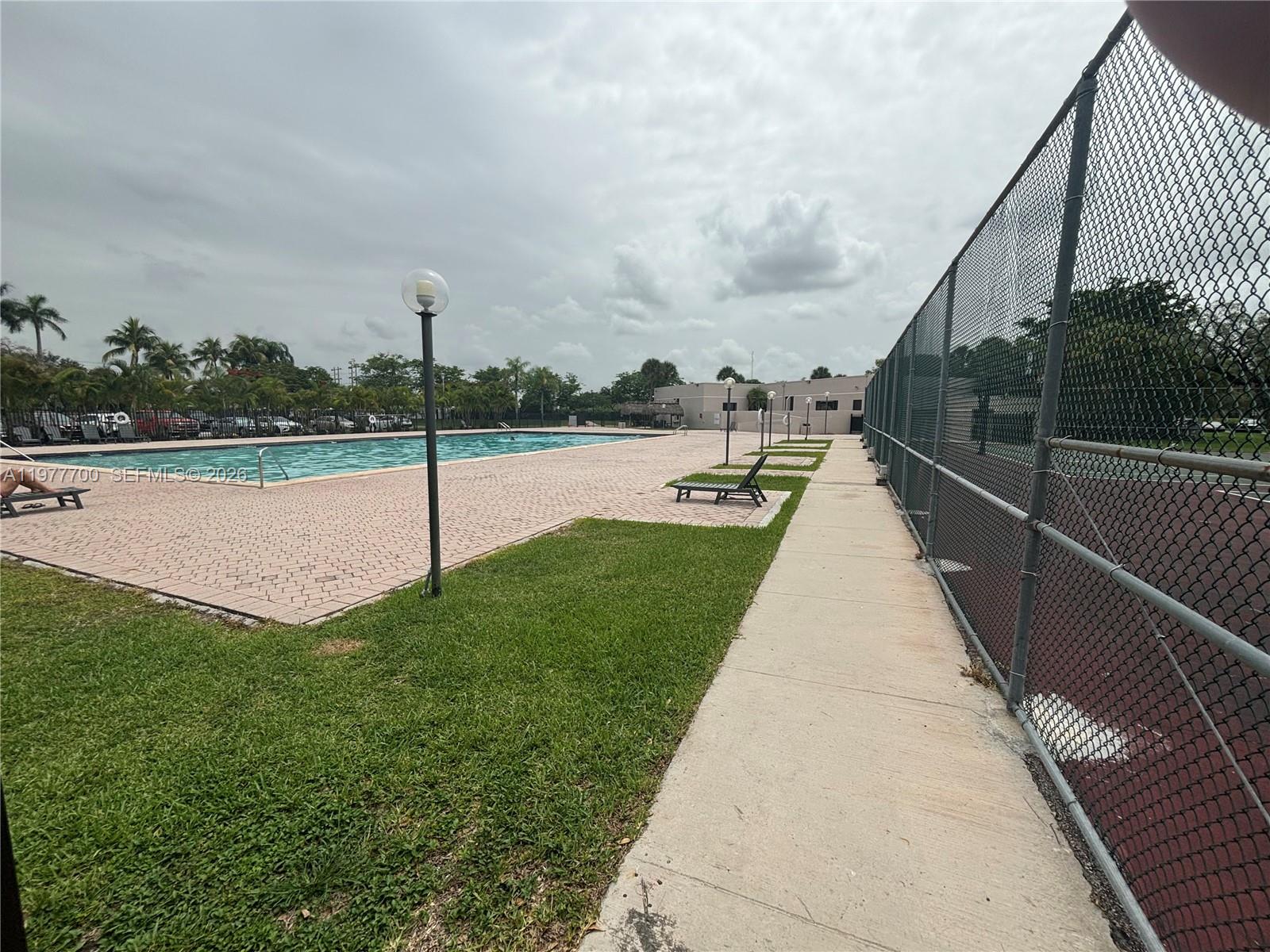 HORIZONS WEST CONDO #10 - Residential