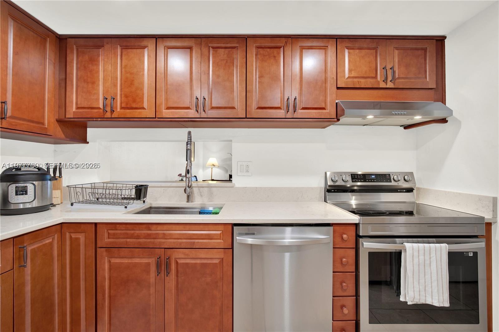 HORIZONS WEST CONDO #10 - Residential