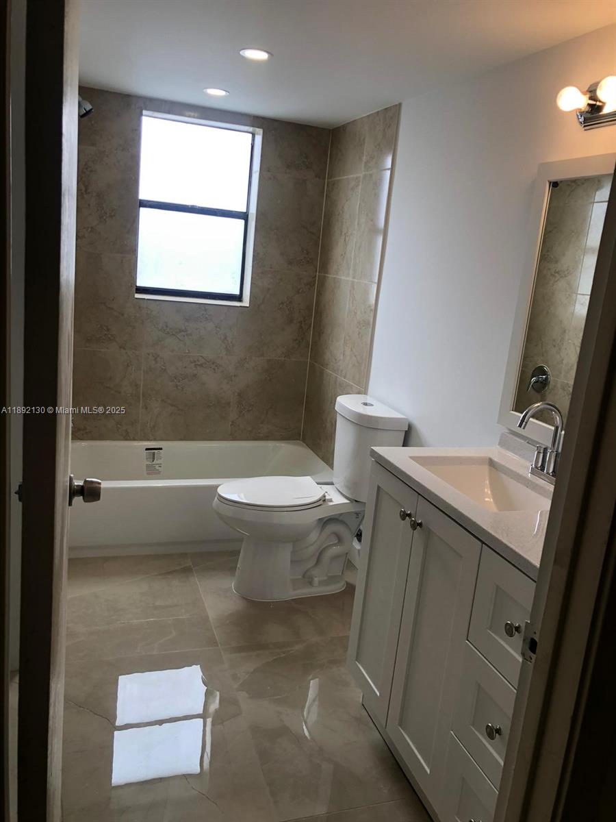 PALM VILLAGE CLUB CONDO - Residential Lease