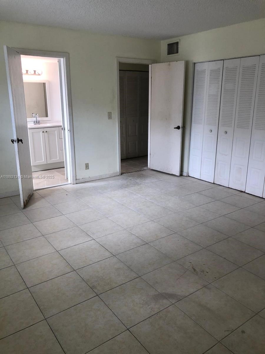 PALM VILLAGE CLUB CONDO - Residential Lease