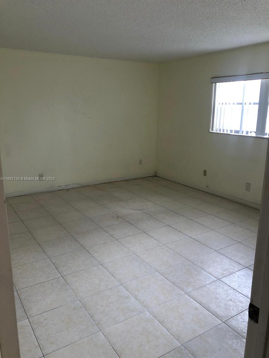 PALM VILLAGE CLUB CONDO - Residential Lease