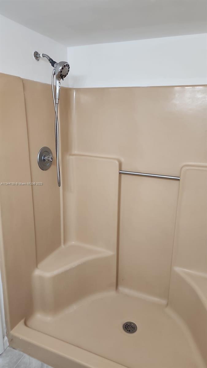 LAKESHORE AT UNIVERSITY P - Residential Lease