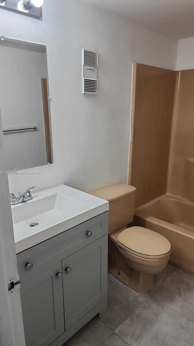 LAKESHORE AT UNIVERSITY P - Residential Lease