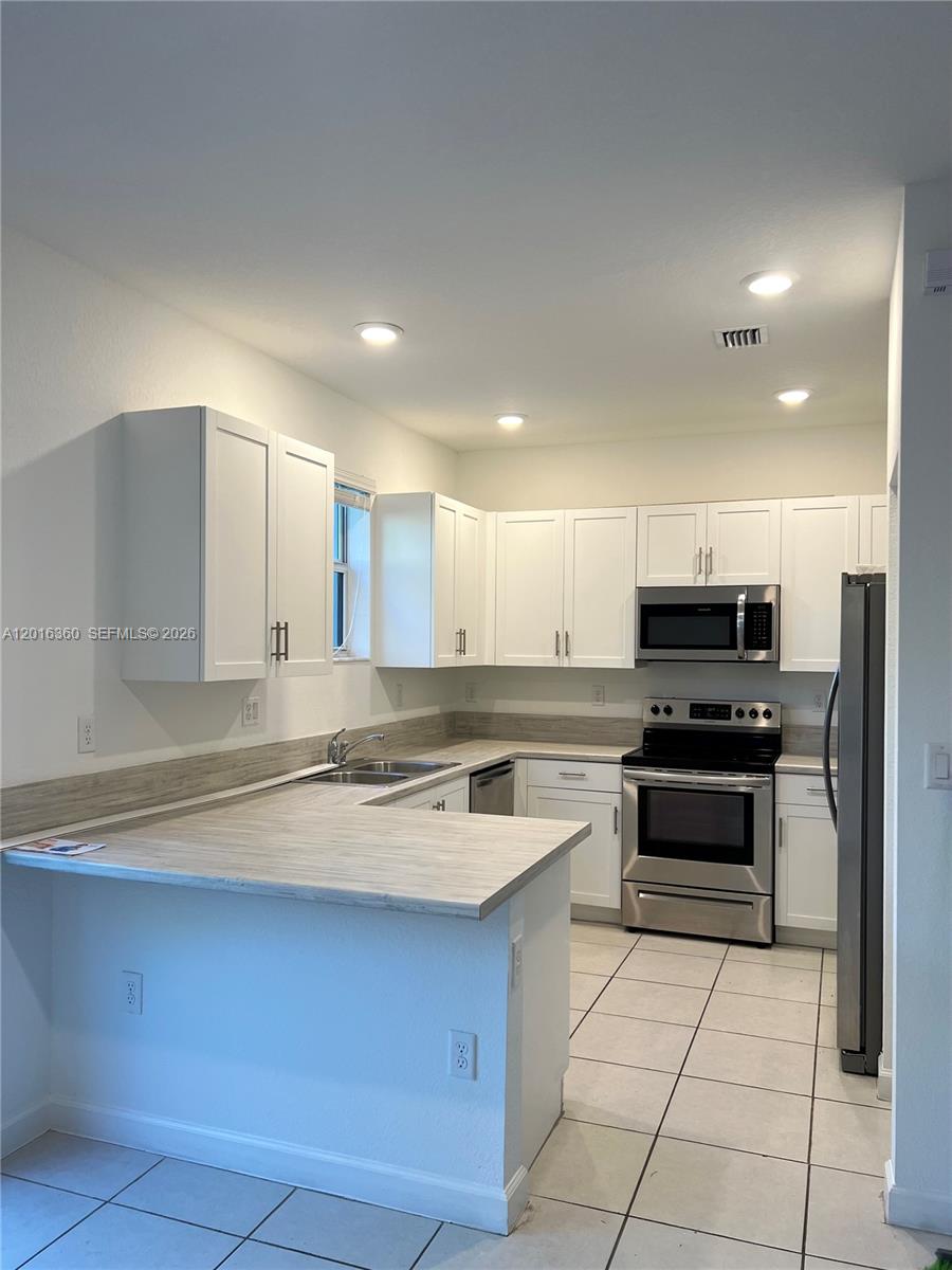 HOMESTEAD PARK OF COMMERC - Residential Lease