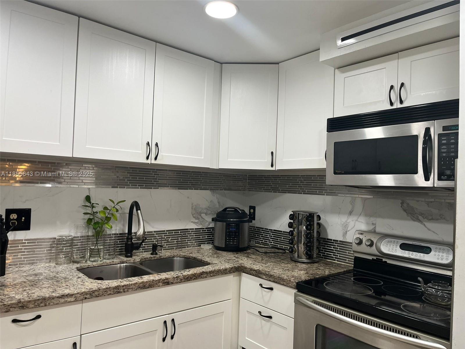 ** Available September 15, 2025 **- Tenant Occupied
Bright unit with split floor plan, screened balcony, and tile throughout. Gated community with pool, gym & clubhouse. Convenient location near shops & transit. Fast approval!