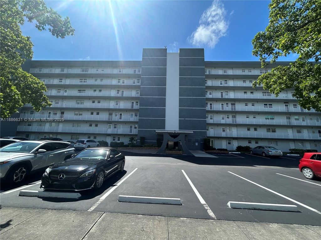 Photo of 619 NE 14th Ave #703, Hallandale Beach, FL 33009 (MLS # A11886631)