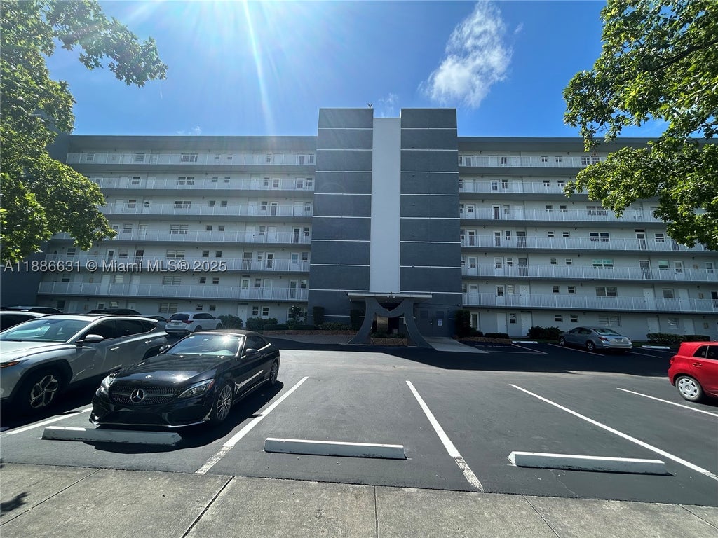 Photo of 619 NE 14th Ave #703, Hallandale Beach, FL 33009 (MLS # A11886631)